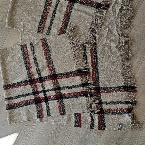 Roots Canada Cozycore Cape Poncho Wearable Blanket Sweater One Size - Picture 2 of 11